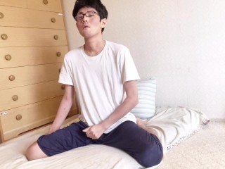 変態日本人男子が服を着たまま悶絶オナニー